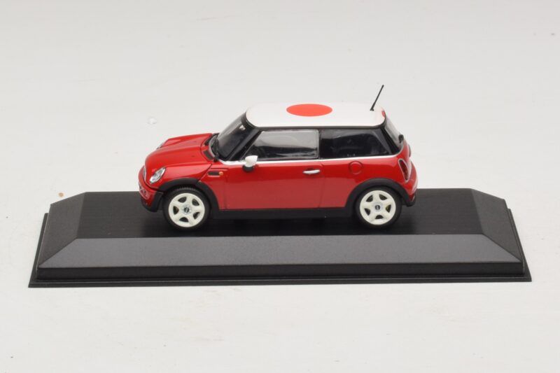 Mini Cooper One R50 Rosso Con Bandiera Giapponese Minichamps 1:43 MINI034 Pressofusione