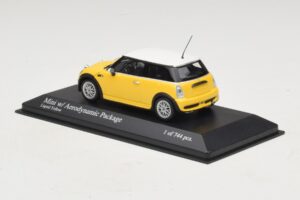 Mini Cooper One R50 con Pacchetto Aero Giallo Minichamps 1:43 431138274 Pressofusione — immagine 3 di 4