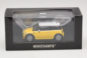 Mini Cooper One R50 con Pacchetto Aero Giallo Minichamps 1:43 431138274 Pressofusione — immagine 4 di 4