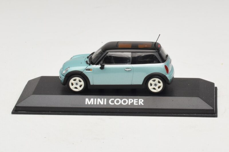 Mini Cooper S R53 Azzurro Metallizzato Con Tetto Nero Minichamps 1:43 Mini Cooper S R53 Azzurro Metallizzato Con Tetto Nero Minichamps 1:43 MINI030 Pressofusione