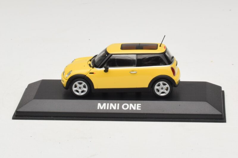 Mini Cooper S R53 Liquid Yellow Con Tetto Panoramico Minichamps 1:43 Mini Cooper S R53 Liquid Yellow Con Tetto Panoramico Minichamps 1:43 MINI013 Pressofusione