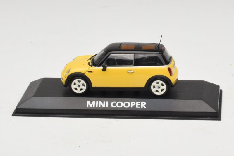 Mini Cooper S R53 Giallo Con Tetto Nero Minichamps 1:43 Mini Cooper S R53 Giallo Con Tetto Nero Minichamps 1:43 MINI031 Pressofusione