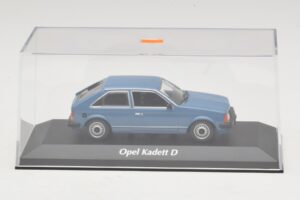 Opel Kadett D Blu Maxichamps 1:43 940044100 Pressofusione — immagine 4 di 5