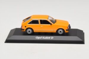 Opel Kadett D Arancione Maxichamps 1:43 940044101 Pressofusione