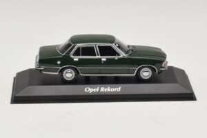 Opel Rekord D Verde Scuro Maxichamps 1:43 Opel Rekord D Verde Scuro Maxichamps 1:43 940044001 Pressofusione