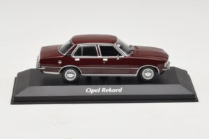 Opel Rekord D Rosso Scuro Maxichamps 1:43 Opel Rekord D Rosso Scuro Maxichamps 1:43 940044000 Pressofusione