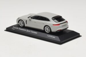 Porsche Panamera 971 Sport Turismo 4E-Hybrid Grigio Minichamps 1:43 410066114 Pressofusione — immagine 3 di 5