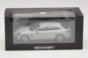 Porsche Panamera 971 Sport Turismo 4E-Hybrid Grigio Minichamps 1:43 410066114 Pressofusione — immagine 5 di 5