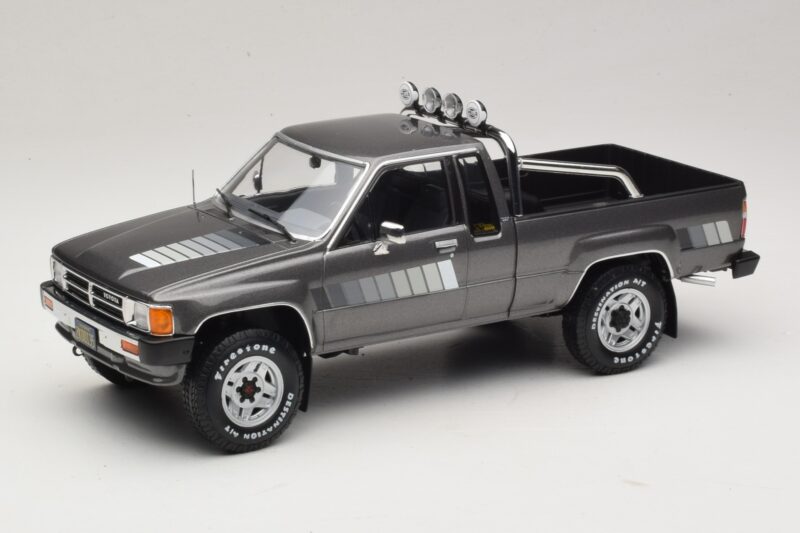 Toyota Hilux N50 Xtra Cab 4x4 Grigio Metallizzato KK-Scale 1:18 KKDC181563 Pressofusione