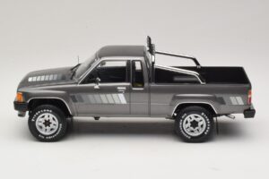 Toyota Hilux N50 Xtra Cab 4x4 Grigio Metallizzato KK-Scale 1:18 KKDC181563 Pressofusione — immagine 3 di 6