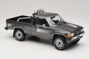 Toyota Hilux N50 Xtra Cab 4x4 Grigio Metallizzato KK-Scale 1:18 KKDC181563 Pressofusione — immagine 4 di 6