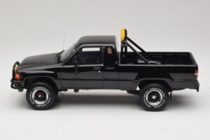 Toyota Hilux N60 SR5 Back to the Future II Nero Lucido Otto 1:18 OT481 Resina — immagine 3 di 6