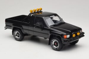 Toyota Hilux N60 SR5 Back to the Future II Nero Lucido Otto 1:18 OT481 Resina — immagine 4 di 6
