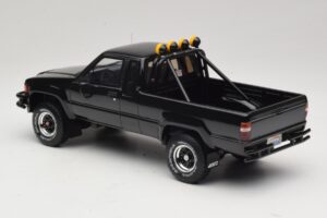 Toyota Hilux N60 SR5 Back to the Future II Nero Lucido Otto 1:18 OT481 Resina — immagine 5 di 6
