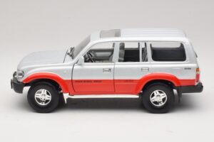 Toyota Land Cruiser J80 Argento Rosso Road Legends 1:18 92098 Pressofusione — immagine 4 di 8