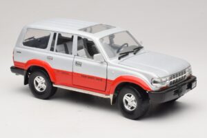 Toyota Land Cruiser J80 Argento Rosso Road Legends 1:18 92098 Pressofusione — immagine 6 di 8
