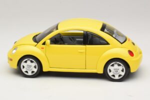 Volkswagen New Beetle A4 Giallo Bburago 1:18 3302 Pressofusione — immagine 4 di 8