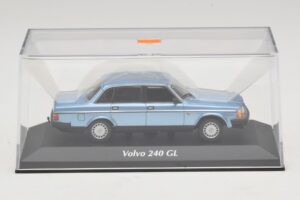 Volvo 240 GL Blue Metallic Maxichamps 1:43 940171400 Pressofusione — immagine 4 di 5