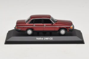 Volvo 240 GL Dark Red Metallic Maxichamps 1:43 940171401 Pressofusione