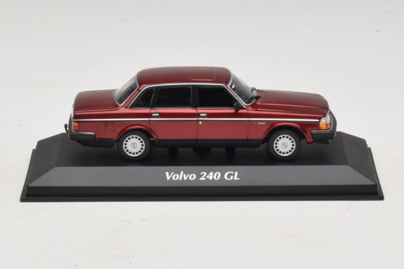 Volvo 240 GL Dark Red Metallic Maxichamps 1:43 940171401 Pressofusione