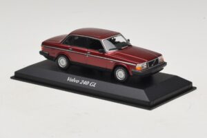 Volvo 240 GL Dark Red Metallic Maxichamps 1:43 940171401 Pressofusione — immagine 3 di 5