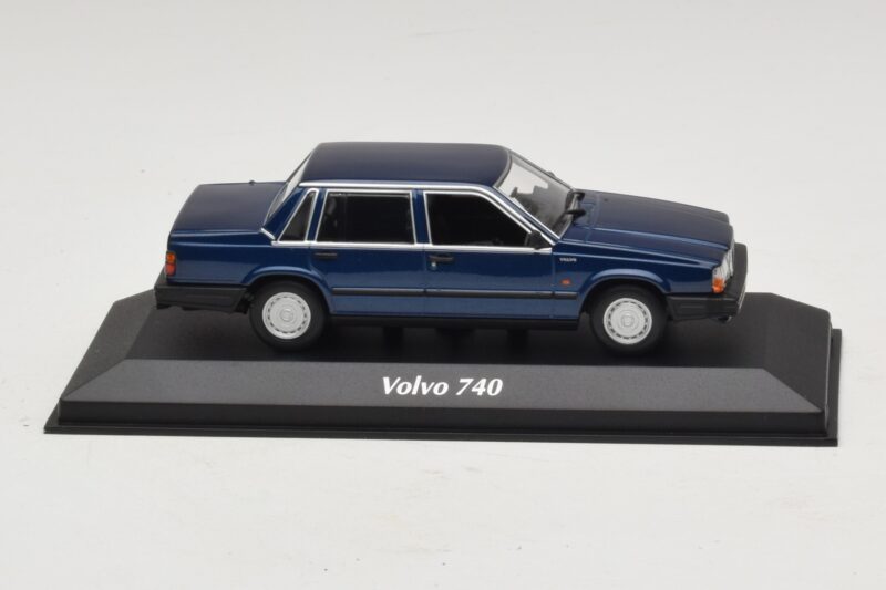 Volvo 740 Dark Blue Metallic Maxichamps 1:43 Volvo 740 Dark Blue Metallic Maxichamps 1:43 940171701 Pressofusione